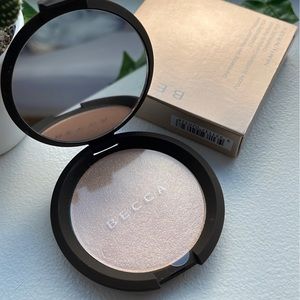 Becca highlighter in champagne pop